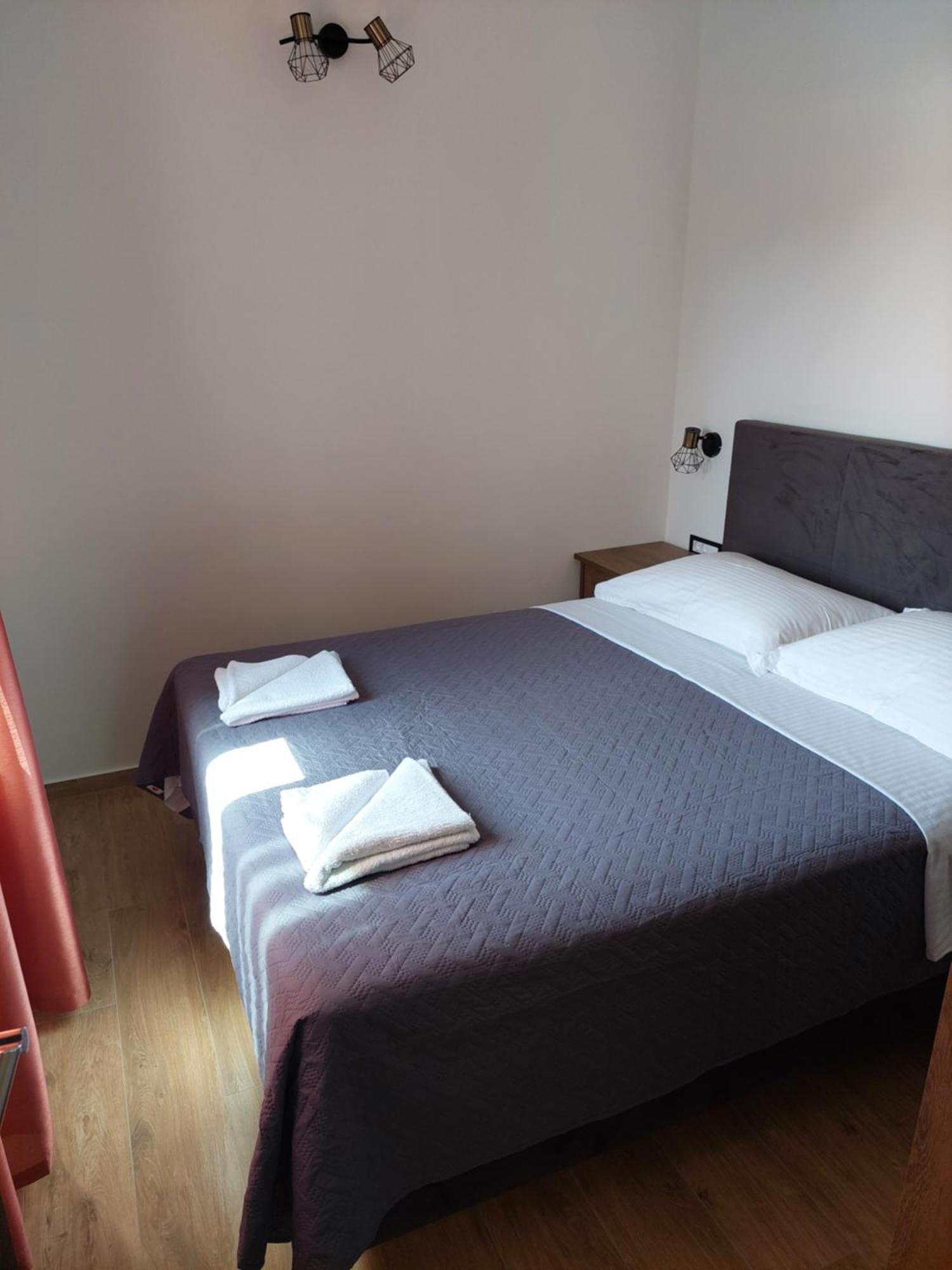 Apartmani Karla Paklenica Starigrad Paklenica Exterior foto