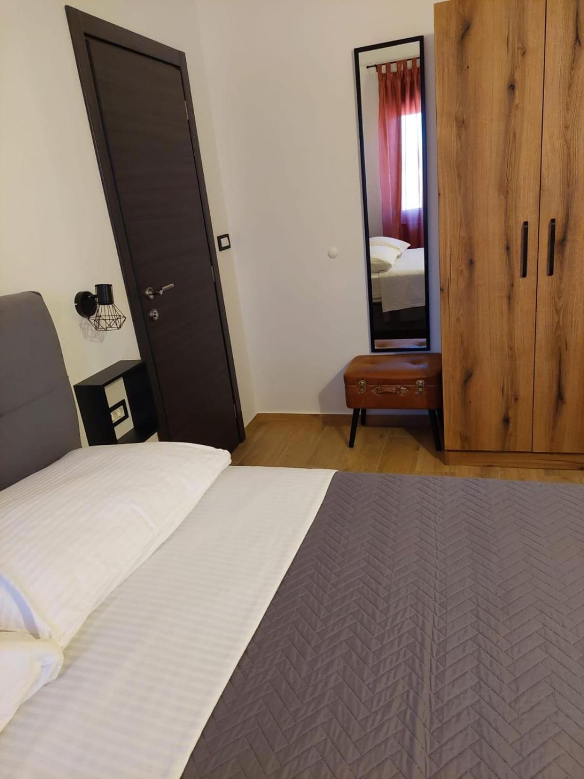 Apartmani Karla Paklenica Starigrad Paklenica Exterior foto
